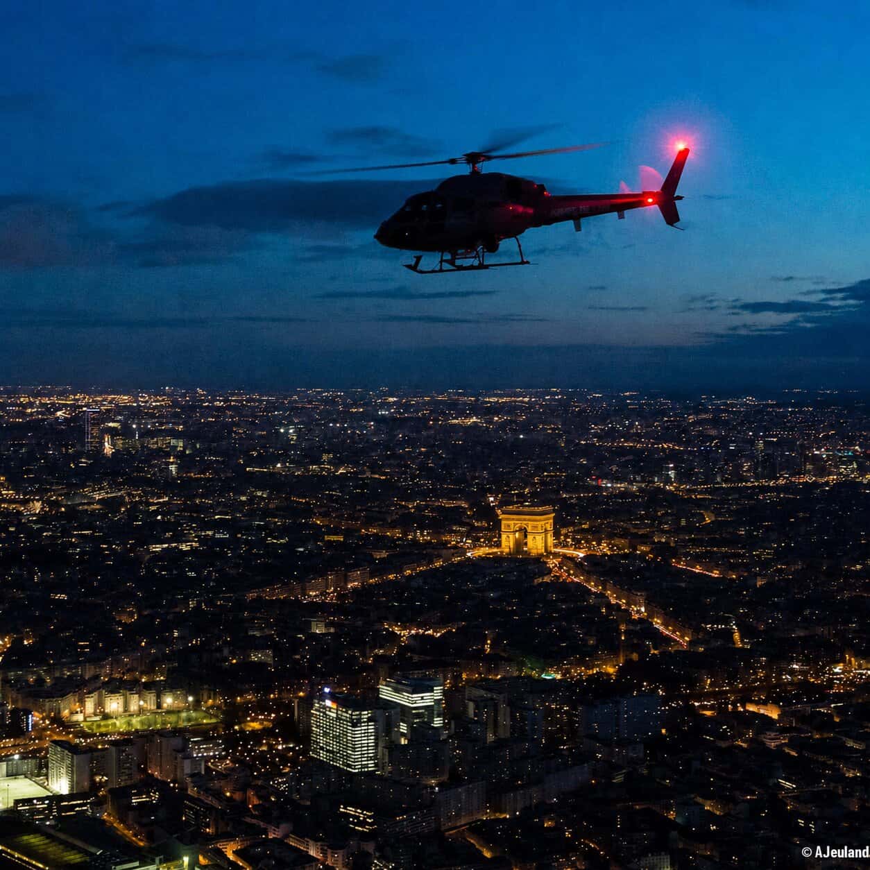 Paris bei Nacht im Hubschrauber (1/3)